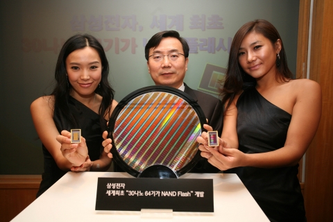 삼성전자 반도체총괄 상품기획팀 전준영 상무가 SaDPT (Self-aligned Double Patterning Technology) 기술이 적용된 30나노 64기가비트 낸드플래시
