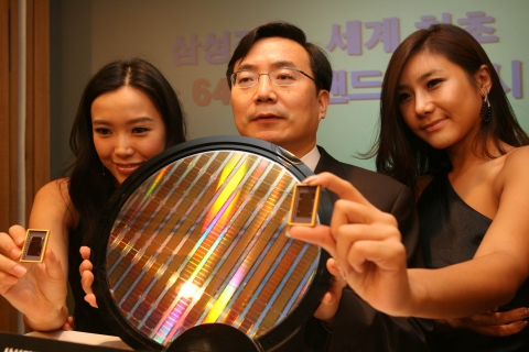 삼성전자 반도체총괄 상품기획팀 전준영 상무가 SaDPT (Self-aligned Double Patterning Technology) 기술이 적용된 30나노 64기가비트 낸드플래시