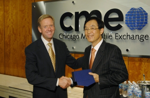 LOI체결후 기념품 교환. 왼쪽부터
Mr.Craig Donohue(크렉 도너휴) CME CEO
이영탁  한국증권선물거래소 이사장