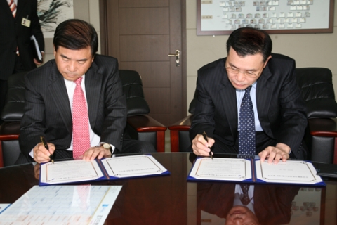 협약서에 서명하는 서정석 용인시장(左)과 공사 남상호 사장(右)