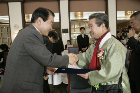 위촉패 수여중인 김종민장관과 문화예술인 김덕수씨