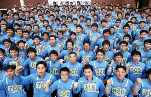 현대중공업 생산직 신입사원들의 입직교육 중 하나인 산악마라톤.