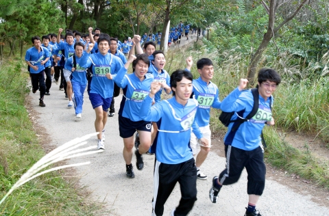 현대중공업 생산직 신입사원들의 입직교육 중 하나인 산악마라톤.