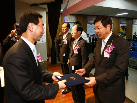 26일(금) 경기도 과천시 산업자원부 기술표준원에서 진행된 ‘2007 서비스품질혁신 촉진대회’에서 LG텔레콤 고객서비스실장 박정현 상무(우)가 산업자원부 기술표준원장(좌)으로부터 