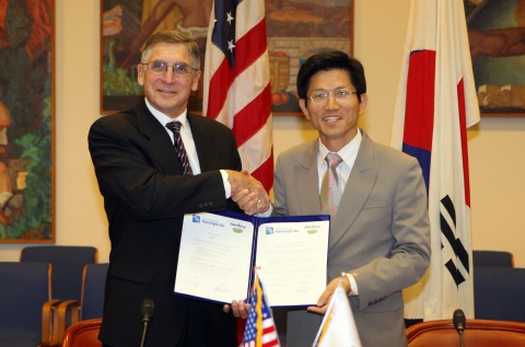 김문수 경기도지사와 Mr.Lindgren SUNKIST CEO가 27일 오후 (한국시간) LA  SUNKIST본사에서 열린 경기도-SUNKIST MOU 체결식에서 협약서에 사인을 