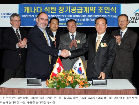 정몽구 현대기아차 회장은 27일(한국시간) 밴쿠버 팬 퍼시픽 호텔에서 열린 현대제철과 캐나다 ‘엘크벨리 콜(EVCC, Elk Valley Coal Corporation)’社와의 유