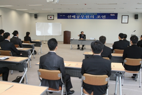 포항시청 14층 회의실에는 지난 29일자로 신규 임용된 7급 1명(여), 9급 17명(남 14, 여 3)의 새내기 공무원들이 교육을 받고 있다.