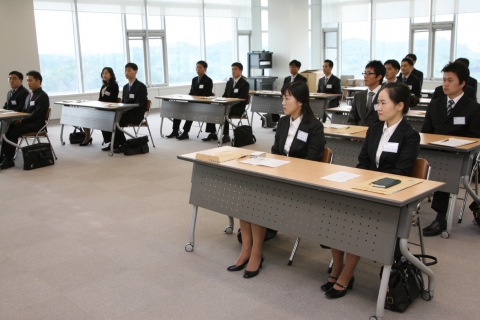 포항시청 14층 회의실에는 지난 29일자로 신규 임용된 7급 1명(여), 9급 17명(남 14, 여 3)의 새내기 공무원들이 교육을 받고 있다.