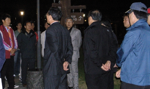 박승호포항시장과 박문하포항시의회의장(뒷모습)이 경남 김해시 가야의 거리에서 직원으로부터 설명을 듣고 있다.