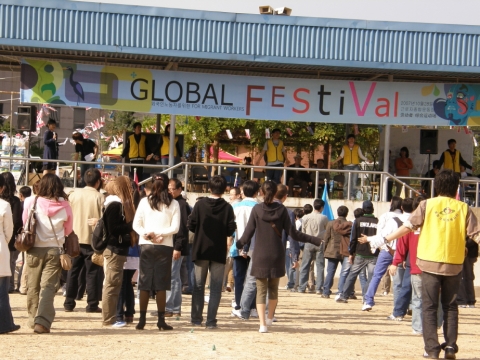 제4회 외국인근로자를 위한 글로벌페스티벌에 참가한 외국인근로자들