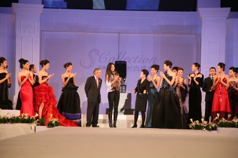 이번 행사의 연출을 맡았던 중국의 유명 디자이너 마리마(사진 정중앙 휴대폰 앞)가 중국삼성 박근희사장(좌측)과 올림픽조직위원회(BOCOG) 유안빈(袁斌) 부장과 함께 커튼콜을 하고 있는 장면임.