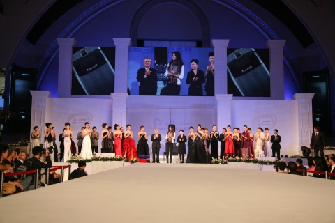 S-Collection에 참가한 모델들과 유명 디자이너 마리마(사진 정중앙 휴대폰 앞)가 중국삼성 박근희사장(좌측)과 올림픽조직위원회(BOCOG) 유안빈 부장(우측)이 커튼콜을 하고 있는 장면임.