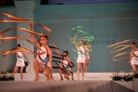 상하이 리듬체조선수단이 올림픽 오륜을 상징하는 공연을 펼치고 있다.