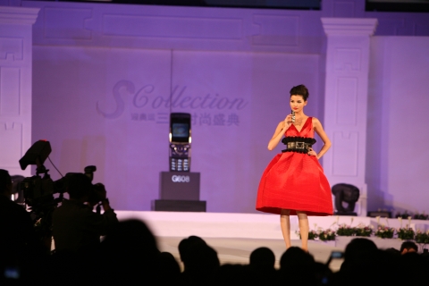 이 날 행사에는 하반기 판매 주력모델인 G608을 선보였다. 사진은 중국의 초일류급 모델 모완단(莫万丹)이 가장 얇은 500만화소 카메라폰을 소개하고 있는 장면임.