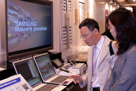 삼성전자가 29~30일 일본 도쿄에서 열리는 '와이브로 월드 포럼'의 '와이브로 로드쇼' 행사에 참가해 와이브로2 단말과 칩셋 등 앞선 와이브로 기술을 선보였다. 사진은 정보통신연구진흥원(IITA) 류득수 책임연구원이 삼성전자의 와이브로 기술에 대해 설명하고 있다.