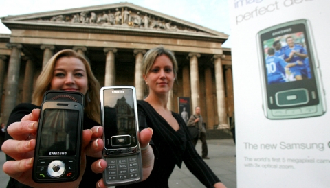삼성전자는 29일(현지시간) 영국 런던 대영박물관에서 유럽 거래선과 언론사 관계자 등 300여명이 참석한 가운데, 'G800 런칭행사'를 갖고 사진전문가들을 위한 본격 카메라폰인 'SGH-G800' 을 비롯한 올 하반기 전략모델을 선보였다.