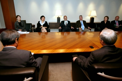 손경식 대한상공회의소 회장이 30일 오전 상의회관에서 방한 중인 존 발다치(John Elias Baldacci)(오른쪽) 미국 메인(Maine)주 주지사(왼쪽 세번째) 일행과 환담을 나누고 있다.