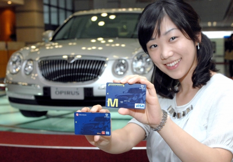 기아차가 11월 1일부터 기존 오피러스 차량 구매고객에게 제공해 온 VIP 멤버십 프로그램을 한 단계 향상시킨 오피러스 프리미엄 멤버십 서비스를 선보인다. 이 서비스는 기존의 오피러스 서비스에 Q멤버십 서비스를 함께 받을 수 있고, 여기에 현대 M카드 기능을 추가한 것이 특징이다.