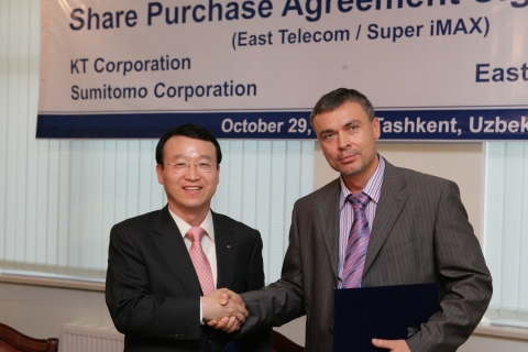 KT 남중수 사장(좌)이 29일 우즈베키스탄의 유선통신사업자 이스트텔레콤의 최대주주인 이스트웰 대표 Davor Grcerich(우)와 지분인수식을 체결하고 있다.