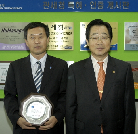 관세청(청장 성윤갑)은 관세법 위반자에 대한 통고처분 절차 등 개선을 통해 국민의 인권보호와 조사행정 효율성 제고 등에 기여한 관세청 조사총괄과 정용봉 관세행정관(50세, 사진왼쪽)을「10월의 관세인」으로 선정해 30일 시상했다.