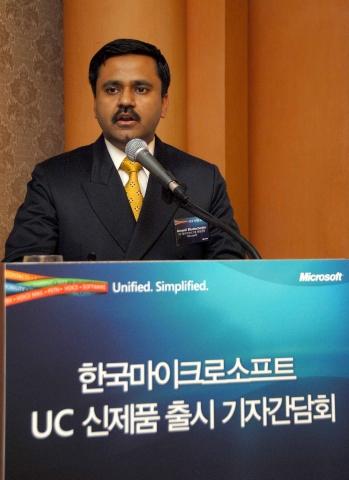 마이크로소프트 본사 UC 클라이언트 그룹 아브로닐 바타차르지 총괄 임원의 발표 모습