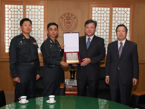 사진 오른쪽부터 조태환 경상대학교 대학원장, 강대성 경상대학교 총장직무대리, 천승일 육군본부 인사참모부 능력개발교육과 담당자(중령), 박상기 교육부 예산담당자(준위).