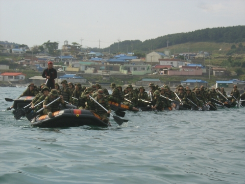 “두려움을 넘고 자기를 뛰어넘어라”라는 슬로건 아래 포항시와 울릉군 332명의 청소년들이 해병대식 극기훈련을 받고 있다.