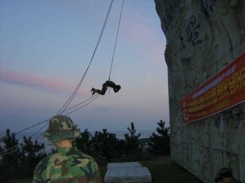 “두려움을 넘고 자기를 뛰어넘어라”라는 슬로건 아래 포항시와 울릉군 332명의 청소년들이 해병대식 극기훈련을 받고 있다.