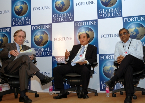 삼성전자 서남아총괄 이현봉 사장이 '07년 포춘 글로벌 포럼에 초청받아 '인도유통 혁명'에 대한 토론회에서 참석자들과 의견을 나누고 있다. 좌로부터 사회자 존 엘리어(포춘지 인도 특파원), 삼성전자 이현봉 사장, 키쇼 비야니(인도최대유통그룹 판탈룬 사장), 아르빈드 싱하이(인도 컨설팅사인 테크노팍 사장)