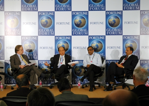 삼성전자 서남아총괄 이현봉 사장이 '07년 포춘 글로벌 포럼에 초청받아 '인도유통 혁명'에 대한 토론회에서 참석자들과 의견을 나누고 있다. 좌로부터 사회자 존 엘리어(포춘지 인도 특파원), 삼성전자 이현봉 사장, 키쇼 비야니(인도최대유통그룹 판탈룬 사장), 아르빈드 싱하이(인도 컨설팅사인 테크노팍 사장)