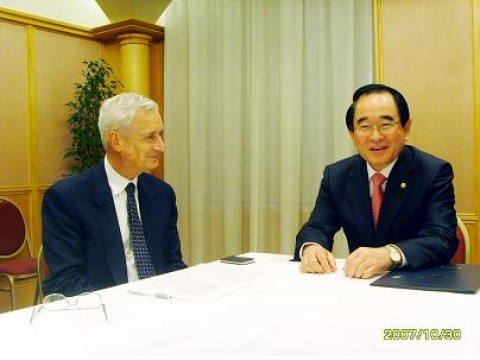 Robert Kaplan 하버드대 교수(左] 와 박명재 행정자치부 장관(右)