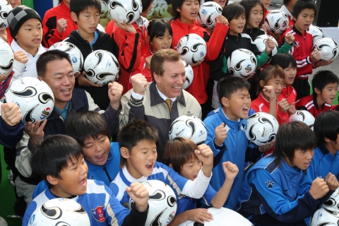 GM DAEWOO가 회사 출범 5주년을 맞아 전국 40개 초중고,대학 축구팀에 축구공 1,825개를 기증하는 행사를 가졌다. 사진은 31일 GM DAEWOO 부평 본사에서 열린 축구공 기증식에서 마이클 그리말디 사장(사진 가운데)과 이남묵 노조 지부장(사진 가운데줄 왼쪽 첫번째)이 인천지역 초/중/고 축구팀 선수들과 함께 환하게 웃으며 파이팅을 외치고 있다.