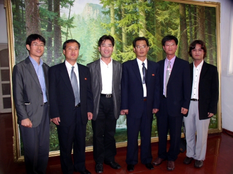 판도라TV UCC 운영센터 김명수 부장, 북한조선륙일오편집사 김재홍 부장, 판도라TV 김경익 CEO, 조선륙일오편집사 박정훈 사장, 판도라TV 이용연 COO, 판도라TV 서비스기획본부 노양래 부장 (사진 왼쪽부터 순서대로 입니다.)