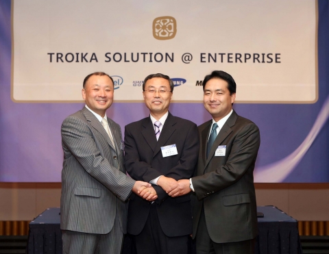 인텔코리아 조원영상무(사진왼쪽), 삼성전자 엄규호상무(사진 가운데), 한국마이크로소프트 김현태전무(사진 오른쪽)가 이번 '트로이카 솔루션@엔터프라이즈(Troika Solution@Enterprise)'와 관련한 업무제휴를 했다.