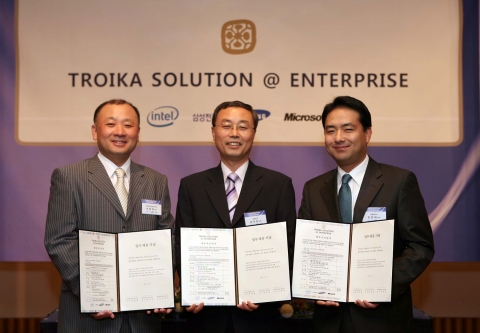인텔코리아 조원영상무(사진왼쪽), 삼성전자 엄규호상무(사진 가운데), 한국마이크로소프트 김현태전무(사진 오른쪽)가 이번 '트로이카 솔루션@엔터프라이즈(Troika Solution@Enterprise)'와 관련한 업무제휴를 했다.
