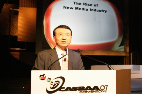 남중수(南重秀) KT(www.kt.co.kr) 사장이 홍콩에서 열리고 있는 CASBAA2007(Cable & Satellite Broadcasting Association of Asia 2007) 컨퍼런스 셋째 날인 31일 기조연설에서 미디어의 미래에 대해 연설하고 있다.