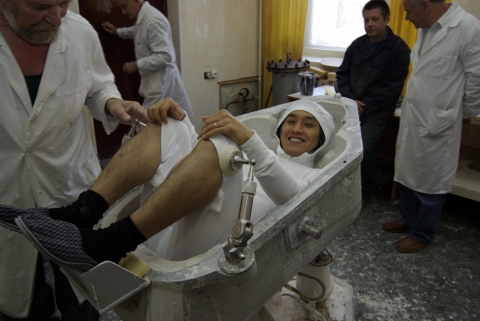 우주선 좌석 모양의 틀에 몸을 누이고 주위에 석고를 부어 몸에 꼭 맞는 좌석을 만든다.