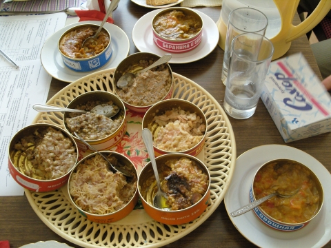 우주에서 먹을 식단을 짜기 위해 맛을 보고 메뉴를 정할 약 100 여종의 러시아 우주 음식