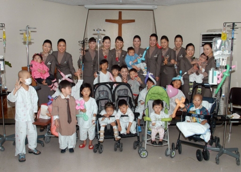 아시아나 국내선 승무원들이 신촌세브란스 어린이병동에서 봉사활동을 펼치고 있다.