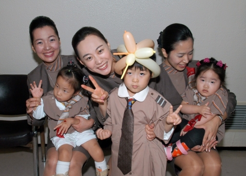 아시아나 국내선 승무원들이 신촌세브란스 어린이병동에서 봉사활동을 펼치고 있다.