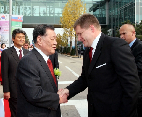 슬로바키아 로베르트 피쏘(Robert Fico) 수상이 31일 현대기아자동차 남양연구소를 방문, 정몽구 회장의 영접을 받고 있다.