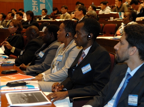 아프리카 투자환경 세미나를 위해 방한한 아프리카 주요 경제기관 대표자들이 경청하고 있다.