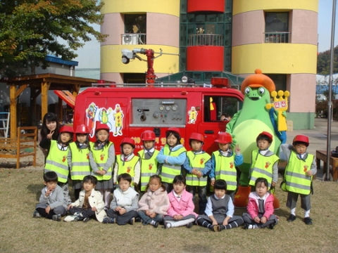 비눗방울이 나오는 미니소방차와 함께한 어린이들