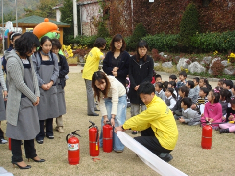 유치원 교사대상 실제 소화기 방사체험