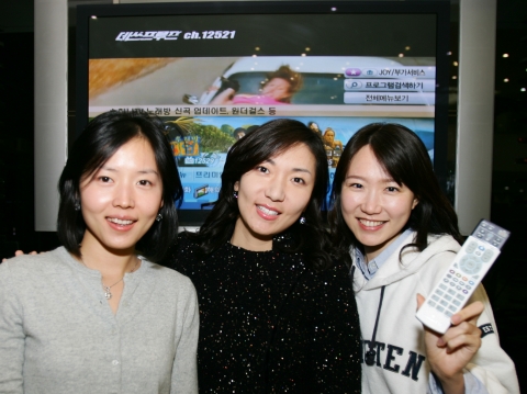 하나로텔레콤 직원들이 <하나TV> 고객 추천 이벤트를 소개하고 있다.