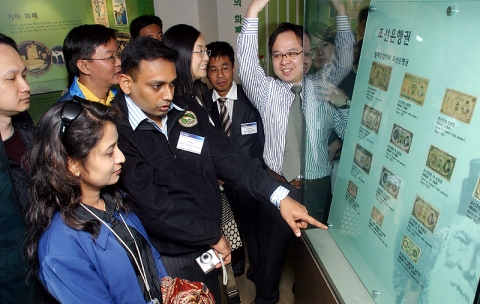 국외 현지직원들이 신한은행 금융사박물관을 방문, 견학하는 모습