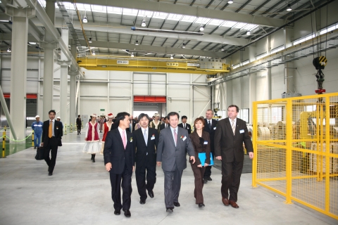 포스코 윤석만 사장과 주요 인사들이 10월 31일 폴란드 브로츠와프 인근에서 고급 철강재 가공센터(POS-PPC) 준공식을 가진 후 공장내부를 시찰하고 있다. (사진 앞줄 좌로부터  이시형 주폴란드 한국대사,  윤석만 포스코 사장, 리샤드 파홀릭 코비에르지체 시장)