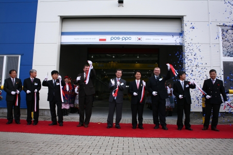 포스코 윤석만 사장과 주요 인사들이 10월 31일 폴란드 브로츠와프 인근에서 고급 철강재 가공센터(POS-PPC) 준공식을 가졌다. (사진 왼쪽 네번째부터 리샤드 파홀릭 코비에르지체 시장, 윤석만 포스코 사장, 이시형 주폴란드 한국대사, 안줴이봉식 브로츠와프 시장)