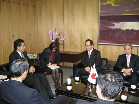 일본 총무성 마스다 히로야(增田寬也) 총무대신(사진 맨 좌측)과 회담을 나누는 박명재 행정자치부 장관(사진 중앙)