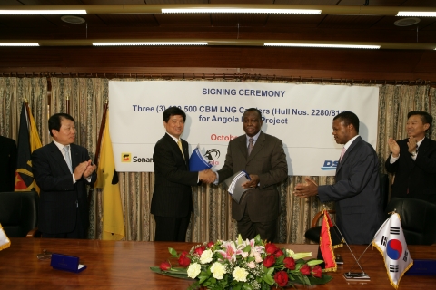 대우조선해양 남상태 사장(왼쪽)과 소난골사 마뉴엘 비센테 (Manuel D. Vicente)회장이 계약서를 교환한 뒤 악수를 하고 있다.